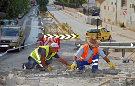 İzmir Konak'ta yıpranmış yollar onarılıyor!