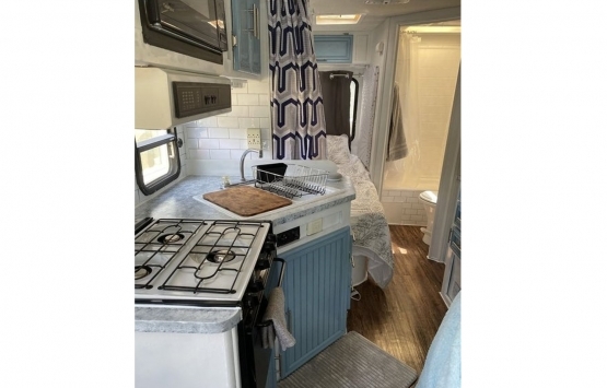 Kendi imkanlarıyla eski karavanı eve dönüştürdü!