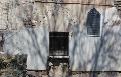 Tarihi Tacü’l-Vezir Türbesi yıkılıyor!