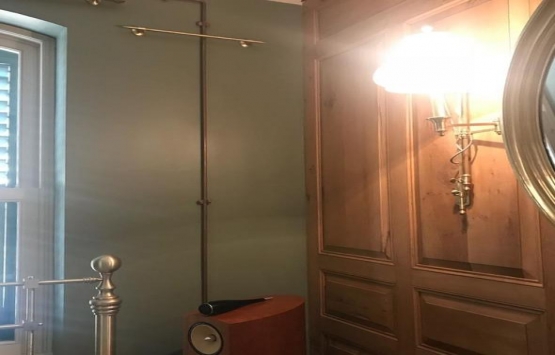 Okan Bayülgen evinin kapılarını açtı!