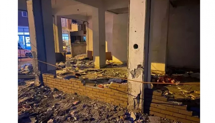 İstanbul Küçükçekmece de yıkım kararı verilen bina korku saçıyor! SON DAKİKA!