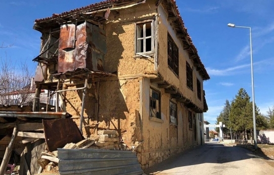 Isparta Yalvaç'ta tehlikeli binalar yıkılıyor!