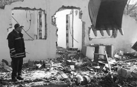 İzmit'te Hazine arazisindeki kaçak bina yıkıldı!