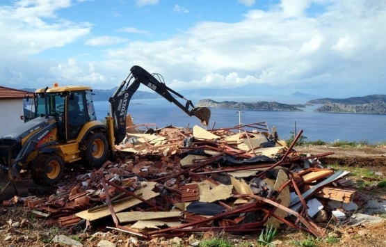 Marmaris'te kaçak olduğu belirlenen 3 ev yıkıldı!