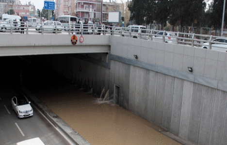 Adana'da alt geçidi su bastı!