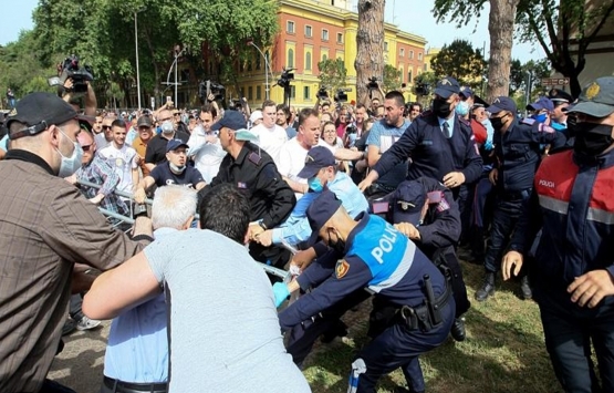 Arnavutluk'ta tiyatro binasının yıkımında şok gözaltı!