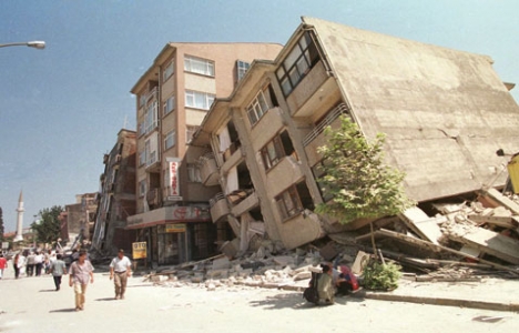 Yıkılma riski olan binada yaşıyor!