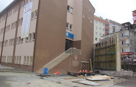 Rize Merkez İmam Hatip Ortaokulu'nun bahçesine viyadük!