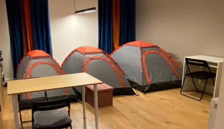 Konut krizinde son nokta: Salonuna kurduğu çadırları kiralamaya başladı! İstediği rakam dudak uçuklattı
