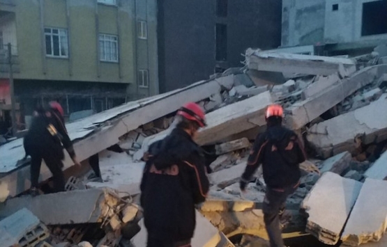 Mersin'de 5 katlı bina çöktü!