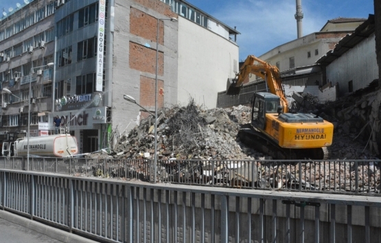 Malatya'da ağır hasarlı binalar yıkılıyor!