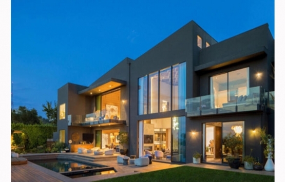 John Legend ve Chrissy Teigen Beverly Hills teki evlerini 24 milyon dolara satıyor!