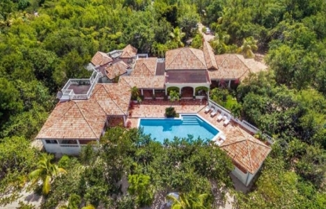 Donald Trump'ın evi kasırgayı atlattı!