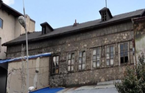 Erzurum'daki tarihi konak harabeye döndü!