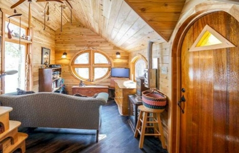 İşte Laura ve Matt çiftinin 11 metrekarelik doğayla içiçe evi!