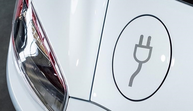 Otomobil sektörüne yeni soluk! Bu sene satılan arabaların yüzde 15 i elektrikli olacak...