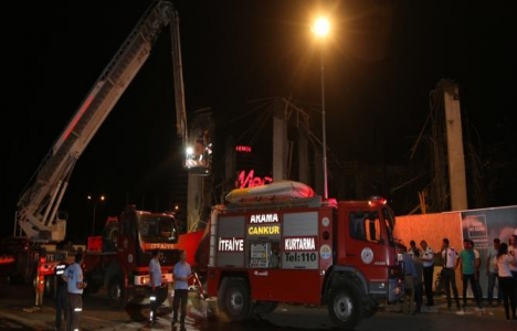 Adana'da alışveriş merkezi ek binası çöktü!