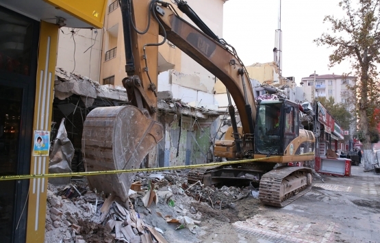 Malatya da 2 katlı bina çöktü!