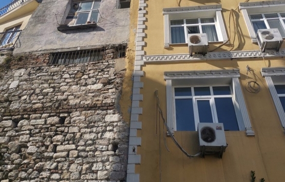 Fatih deki 5 katlı otel görenleri hayrete düşürdü!