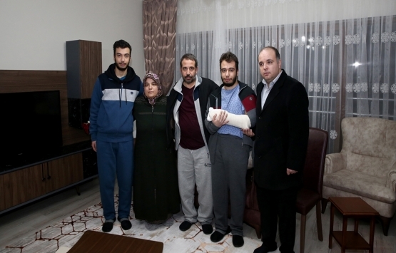 Elazığ daki depremde enkaz altından kurtarılan Azize Çelik yeni evine kavuştu!