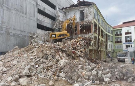 Bolu Belediyesi hizmet binası için yıkımlar başladı!