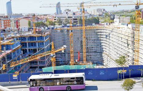 Üsküdar'daki inşaat çalışması site sakinlerini evinden etti!