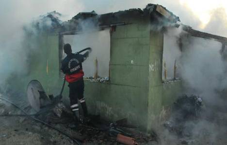 Edirne'de kömür sobasının devrilmesi sonucu bir ev kül oldu!