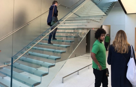 Apple San Fransisco mağazasına 1.5 milyon TL’lik cam merdiven yaptırdı!