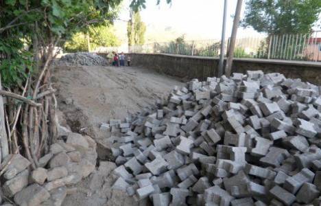  Belediye, TOKİ Bilgi Evi yolu ve çevresini parke taşıyla kapladı!