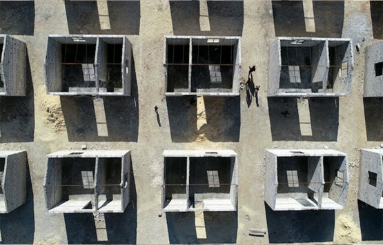 Türkiye sınırına göç eden Suriyeliler briket evlere yerleştiriliyor!