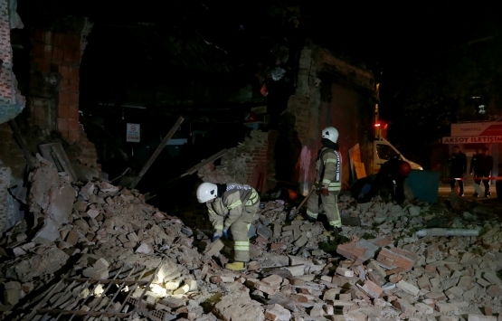 Beyoğlu’nda terk edilmiş bina çöktü!