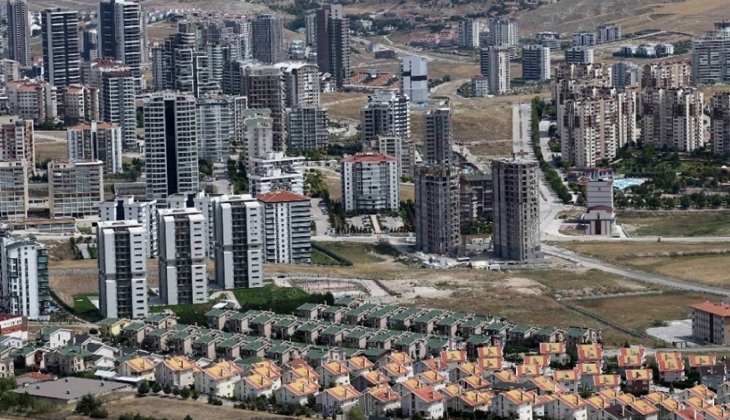 Ev sahibi olmak isteyenler birbirleri ile yarışıyor! Ünlü ekonomist bu yarışın altında yatan 4 nedeni açıkladı!