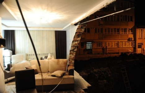 Bursa Osmangazi de 2 katlı binanın yan duvarı çöktü!