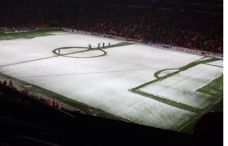 Türk Telekom Arena'yı kaplayan kar maçı tatil ettirdi!