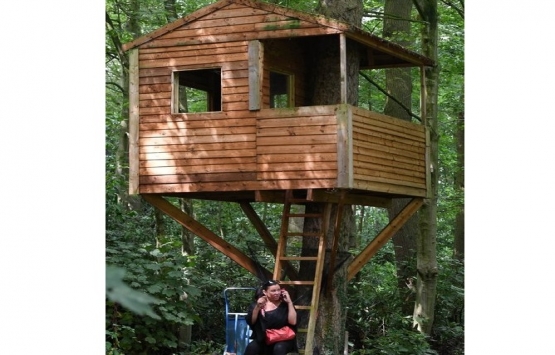 Lisa Appleton kirayı ödeyemeyince Wolverhampton'da ağaç eve taşındı!