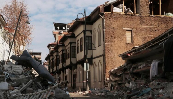 Depremin vurduğu ilde 120 yıllık konağı görenlerin feleği şaştı! Sokak yerle bir oldu ama o dimdik ayakta!