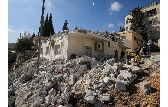 İsrail Batı Şeria'da yaşayan Filistinlilere ait evleri yıktı!