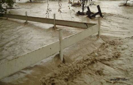 Erzin'de sel felaketi!