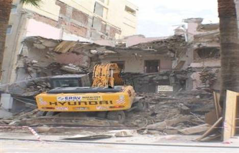 Denizli Gazi Bulvarı üzerindeki 3 katlı bina yıkıldı!