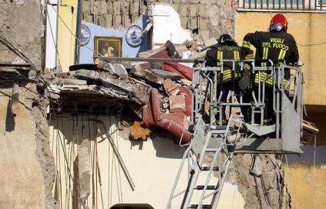 İtalya da 5 katlı bina çöktü!