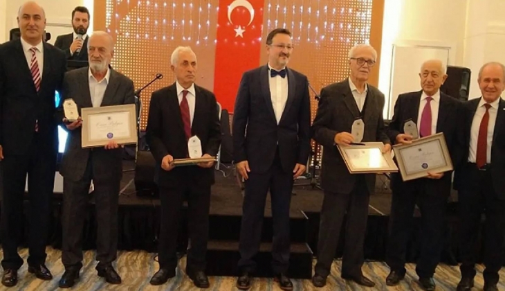 Sakarya İnşaat Mühendisleri Odası, kıdemli üyelerini plaket verdi