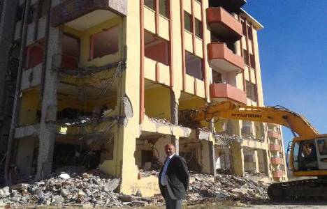 Van Gevaş'ta kentsel dönüşüm için ilk yıkım gerçekleştirildi!