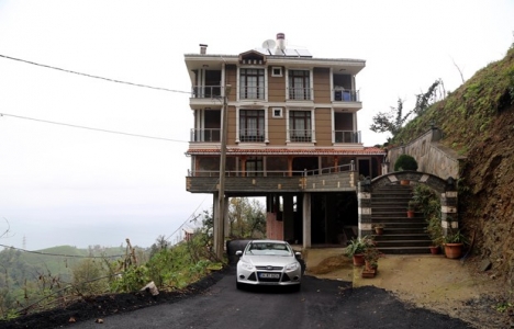 Rize'de yolun üstüne 3 katlı bina yaptı!