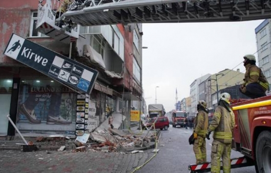 Sultangazi de binanın balkonu çöktü!