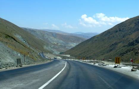 Sivas-Hafik-Zara yolunda yapım ve onarım çalışmaları devam ediyor!