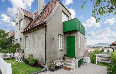 Yıkılmak istenen evin içi görenleri büyülüyor!