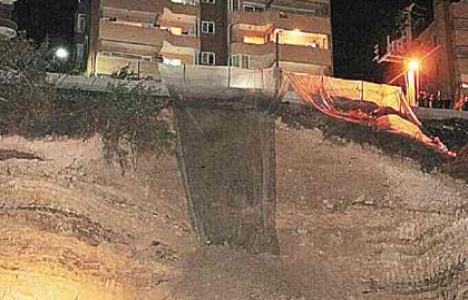 Kuşadası'nda heyelan sonucu yıkılan evlerde hata inşaat firmasında mı?