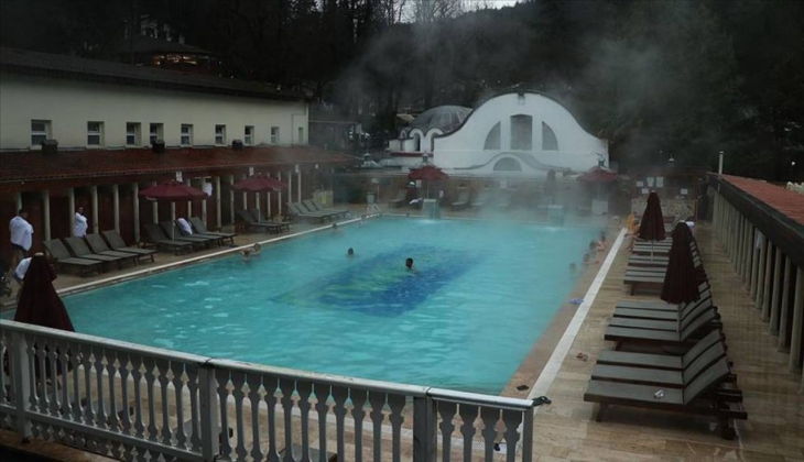 Kayak yapamayan tatilciler kaplıcaya koştu!