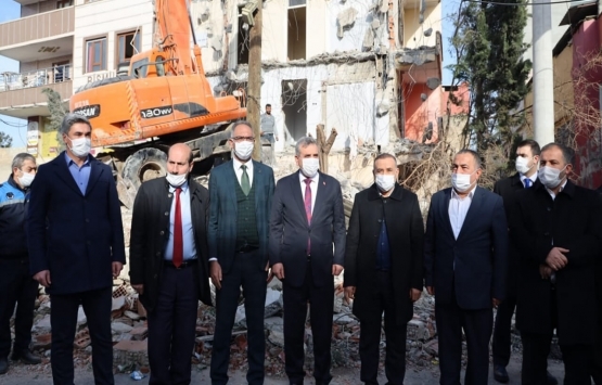 Şanlıurfa da trafiği engelleyen yapılar yıkıldı!