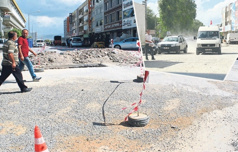 İzmir Gıda Çarşısı'nın yolları onarılmayı bekliyor!